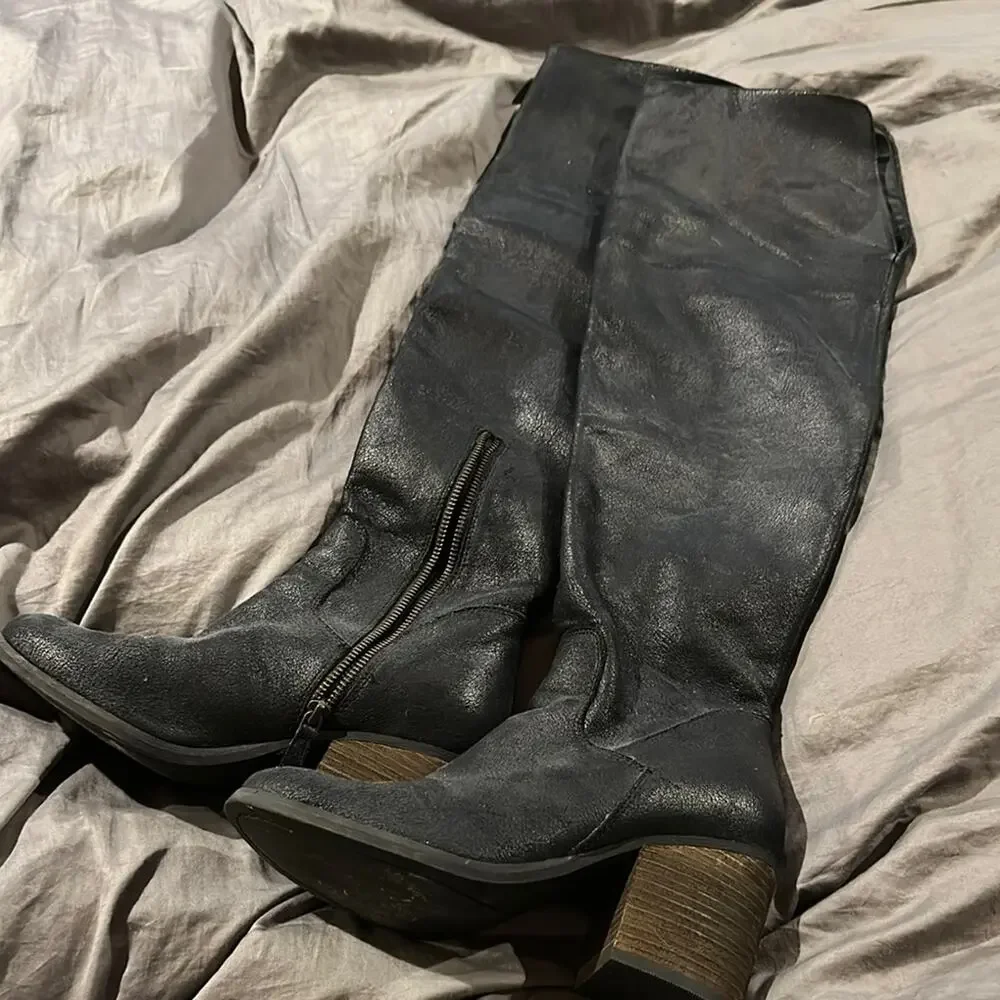 Hinge Women's Black Knee-High Boots